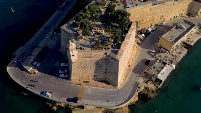 Guardiola in Valletta, this historic viewpoint offers stunning panoramic views of the Grand Harbour. Built in the 16th century by the Knights of St. John, it features elegant arches, lush gardens, a