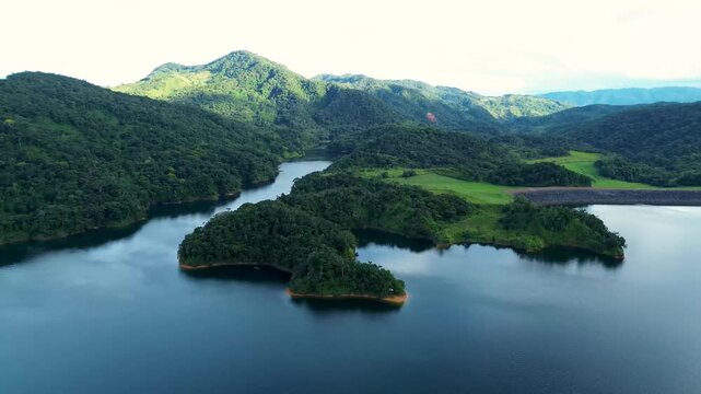 Embalse de Jaguas is a beautiful reservoir surrounded by lush mountains, perfect for fishing, boating, and enjoying peaceful natural scenery near San Rafael, Antioquia. 5 m