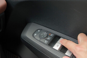 運転席ドアのウィンドウ操作スイッチ類