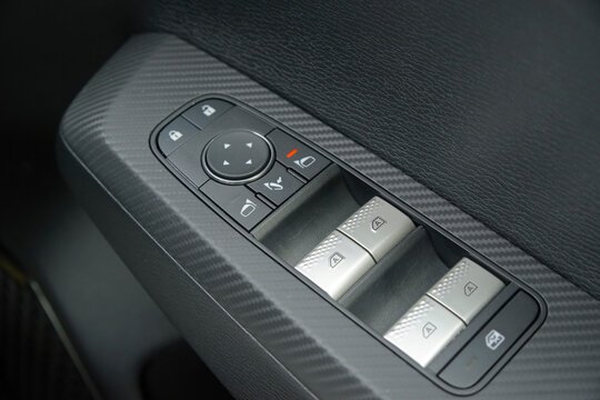 運転席ドアのウィンドウ操作スイッチ類