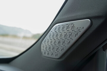 自動車のピラーに内蔵されたツイーター