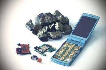 パソコンや携帯電話などのデジタル機器に使われるレアメタルやレアアース