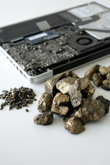 パソコンや携帯電話などのデジタル機器に使われるレアメタルやレアアース