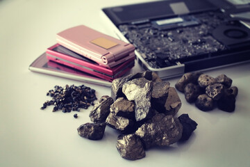 パソコンや携帯電話などのデジタル機器に使われるレアメタルやレアアース