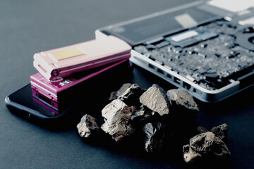 パソコンや携帯電話などのデジタル機器に使われるレアメタルやレアアース