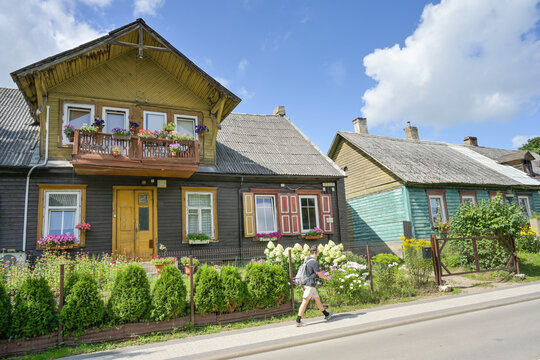 Denkmalgesch&uuml;tzes kleine alte Holzh&auml;user, direkt hinter dem neuen Gesch&auml;ftsviertel Vilnius-City, Giedraiciu Stra&szlig;e, Vilnius, Litauen