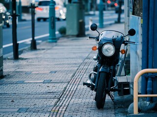 歩道に停車したオートバイの風景