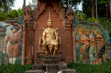 Fototapeta premium Bas-relief and golden statue of King Sisowath of Cambodia. at the French-Siamese Treaty Monument located at the Wat Phnom temple complex in Phnom Penh, Cambodia. 