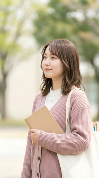 入学シーズンの日本人新入生ポートレート キャンパス風の明るい背景と余白あり 進学案内 オープンキャンパス 学校広告に最適 -生成AI