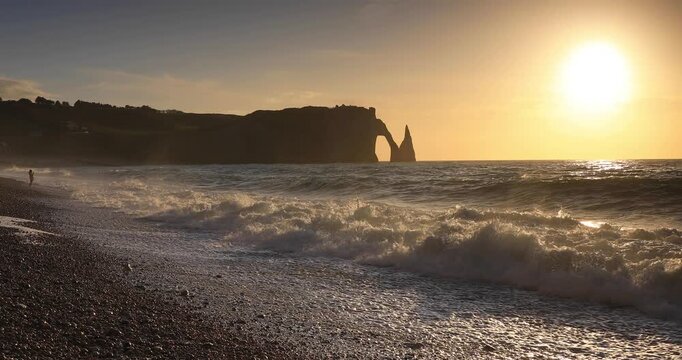 Les vagues de la plage d'&Eacute;tretat en France