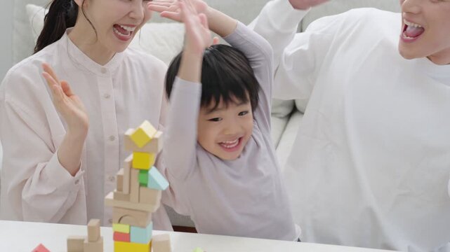 積み木のおもちゃで遊ぶ家族