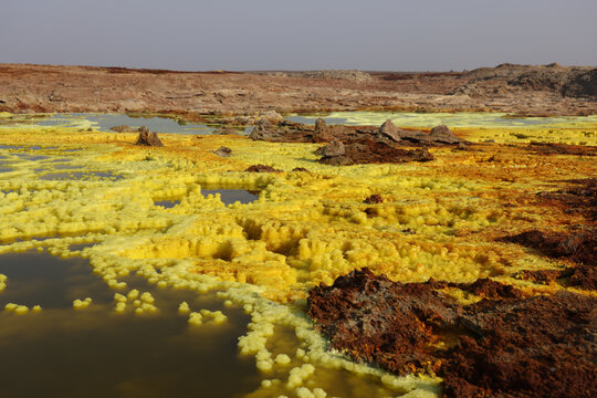 The colors of salt generated by the mineral-laden vapors of Dallol Volcano, Ethiopia