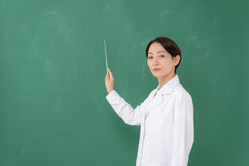 白衣を着た女性