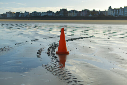 Saint-Malo, plage et c&ocirc;nes oranges