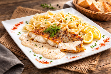 Filet de cabillaud, sauce cr&egrave;me et p&acirc;tes