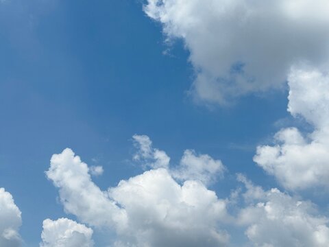 White fluffy cumulus clouds in clear blue sky on sunny day. Nature background. Langit dan awan