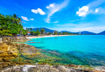 Fototapeta premium Panorama tropikalna plaży Patong Kamala, skały, palmy morskie, Phuket, Tajlandia.