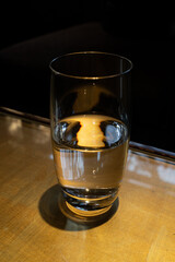 グラスに注いだ水