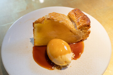 THE FUJIYA GOHONJINのアイスクリームを添えた藤屋りんごパイ