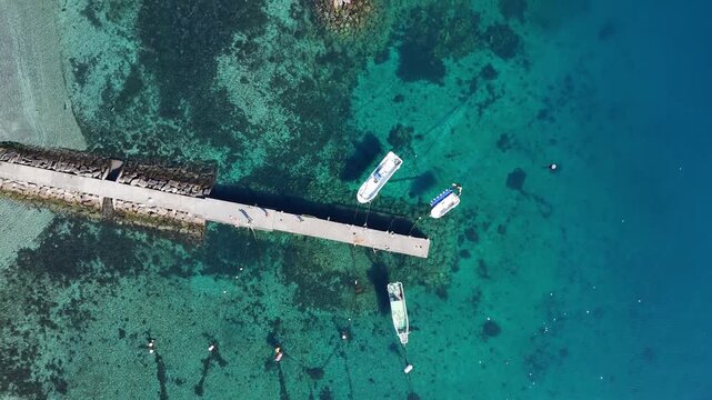 戸田のエメラルドグリーンの海とボート - 静岡県沼津市,日本