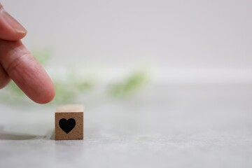 ハートマークの木製ブロック。愛情の象徴素材。