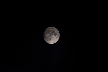 Obraz premium Telephoto Serenity: Capturing Lunar Majesty in Negative Space