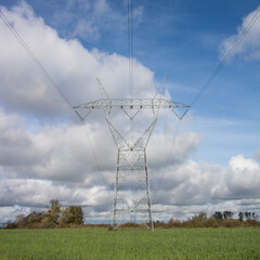 poteau en métal avec fils électriques, ligne à haute tension © jef 77