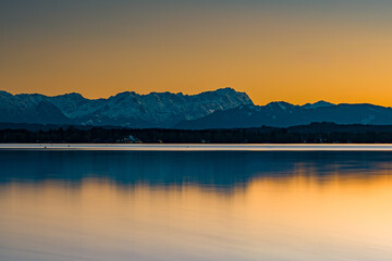 Obraz premium Zugspitze spiegelt sich im Starnberger See in der Abendsonne
