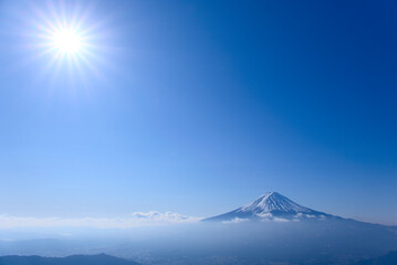 Fototapeta premium 山梨県の御坂黒岳から望む富士山