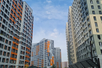 Obraz premium Exterior view of modern multi-apartment residential buildings under construction in an urban environment.
