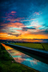 用水路に反射する美しい夕景