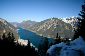 Obraz premium Vibrant Blue Achensee in Sunny Winter Snow Pertisau