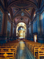 Obraz premium A large church with many pews and a long aisle