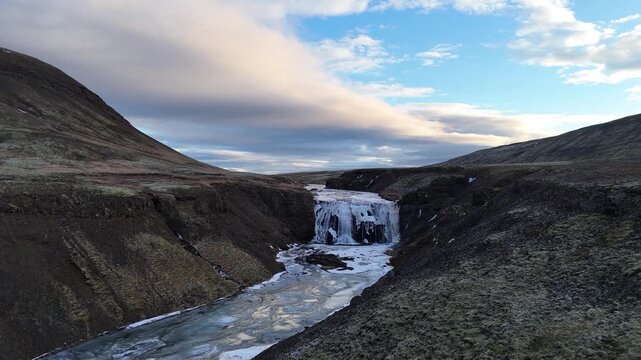 Drohnenflug rund um  den Porufoss Wasserfall auf Island der gerade sch&ouml;n vereist ist	