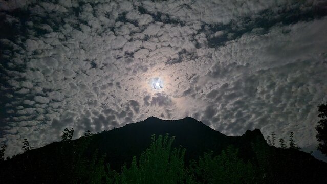 Magnifique ciel de clair de lune pr&egrave;s de Serres, au pied du pech Cardou (Corbi&egrave;res)
