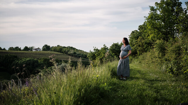 Foto scattata ad una donna incinta attorno alle colline tassarolesi in provincia di Alessandria durante il periodo primaverile.