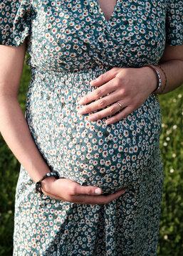 Foto scattata ad una donna incinta attorno alle colline tassarolesi in provincia di Alessandria durante il periodo primaverile.