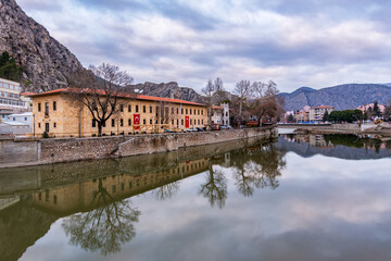 Obraz premium Old Ottoman houses panoramic view by the Yesilirmak River in Amasya City. Amasya is populer tourist destination in Turkey.