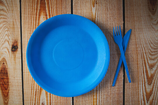 empty plate on wooden table. ..