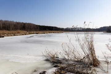 topniejący lód na jeziorze podczas wiosennej odwilży © workszop