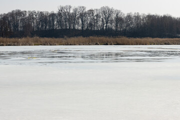 topniejący lód na jeziorze podczas wiosennej odwilży © workszop