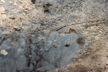 kałuża na drodze podczas wiosennej odwilży © workszop