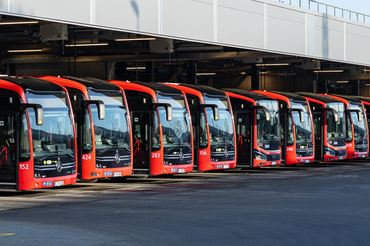 Mehrere Linienbusse der Verkehrs-Aktiengesellschaft N&uuml;rnberg (VAG) stehen w&auml;hrend des von der Gewerkschaft Verdi ausgerufenen Warnstreiks im Betriebshof Schweinau. 