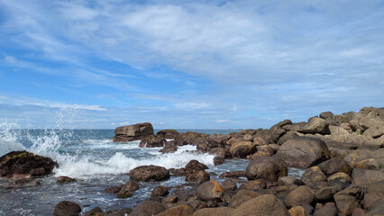 Obraz premium Rocky tropical coastline with ocean waves