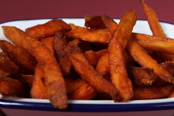 Frites de patate douce sur une assiette