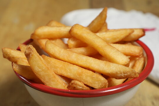 Restaurant de frites avec des frites dor&eacute;es