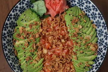 Plat asiatique avec avocat et tomate en garniture