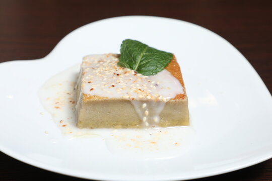 Dessert au restaurant avec sauce et menthe