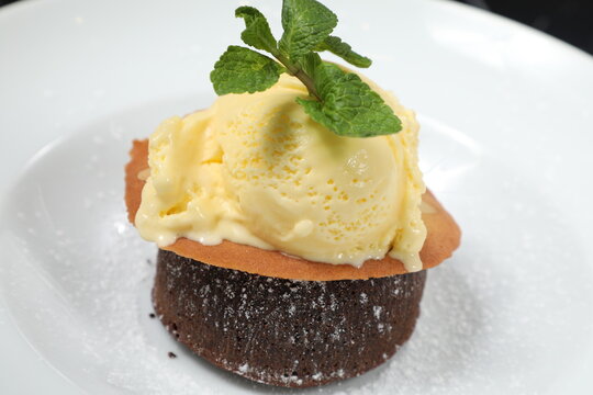 D&eacute;licieuse glace brioche sur un dessert chaud
