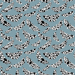 Obraz premium Seamless black and white butterfly pattern with floral silhouettes on muted blue background. Elegant repeating design for fabric, wallpaper, wrapping paper, stationery and modern home decor.